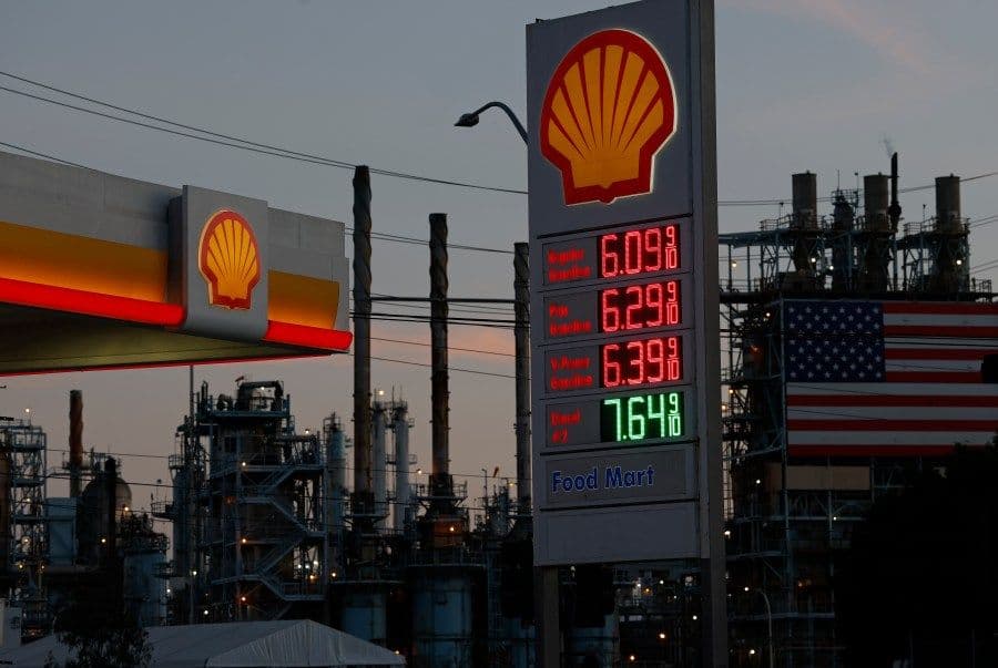 Oil prices fall dramatically as Iran announces Strait of Hormuz reopening