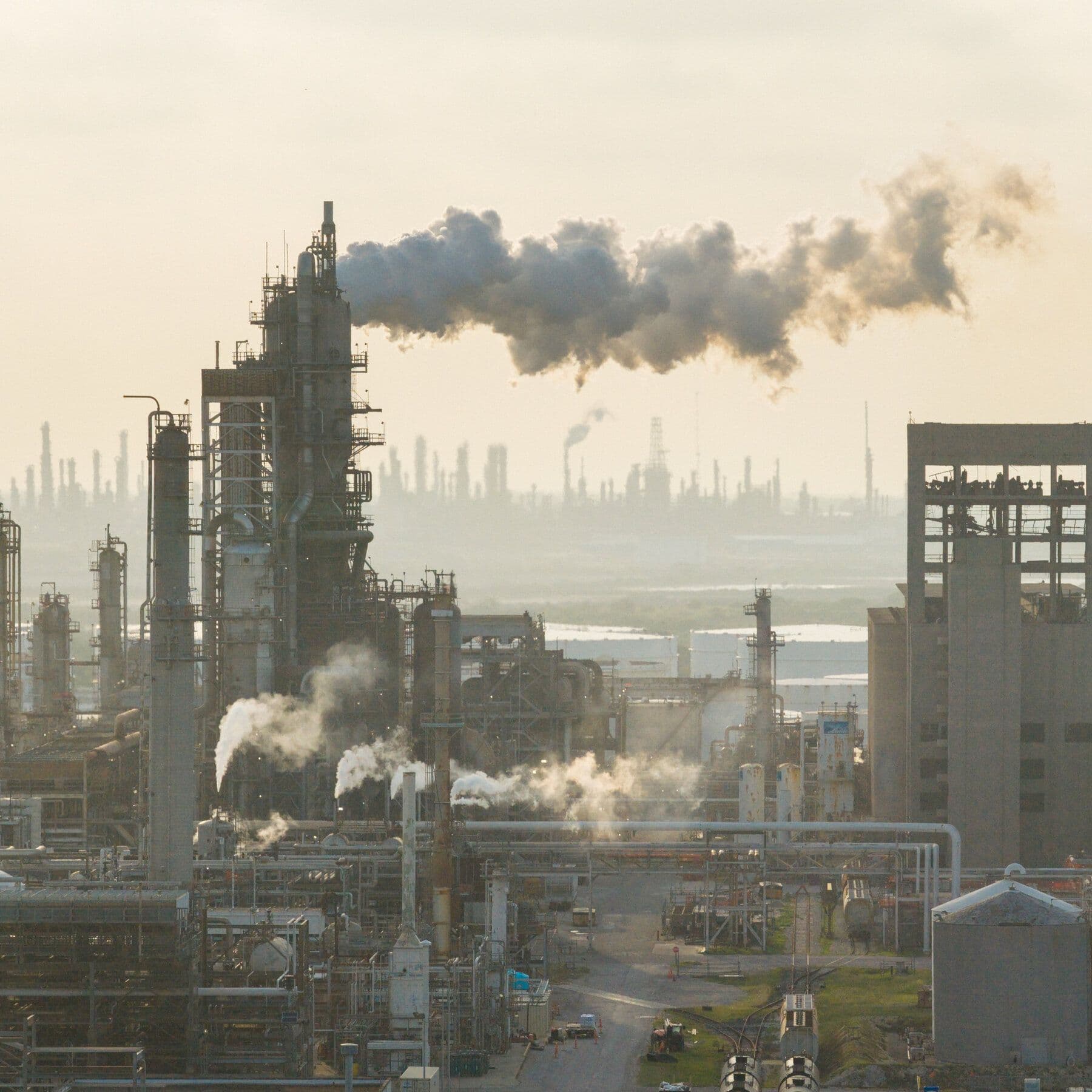 Oil Tumbles as Investors Grow Hopeful Turmoil in Gulf May Be Easing